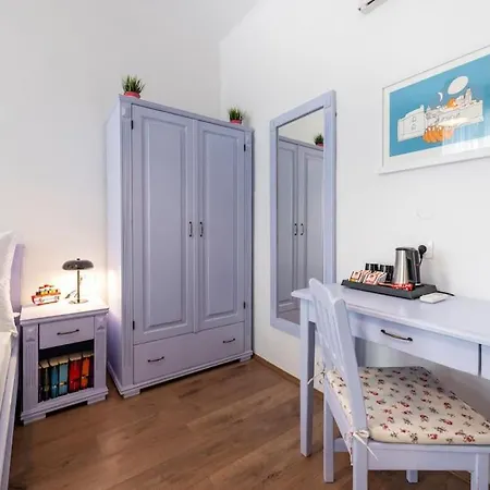 Flora-heartbeat Old Three Bedrooms Apartment